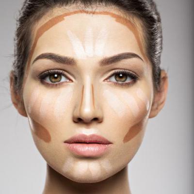 Kosmetyczny Podklad Tonalny Do Makijazu Nakladany Jest Na Twarz Kobiety Koncepcja Zabiegow Kosmetycznych Dziewczyna Robi Makijaz 186202 8401