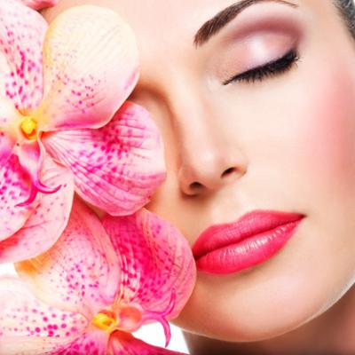 Zrelaksowana Piekna Twarz Mlodej Dziewczyny O Jasnej Skorze I Rozowych Orchideach Koncepcja Zabiegow Kosmetycznych 186202 3702